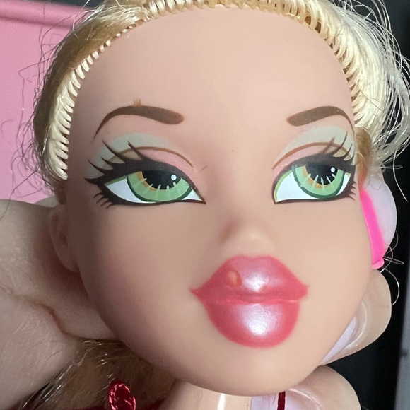 Bratz “Strut It” Green Eyes CLOÉ Doll - Picture 6 of 7